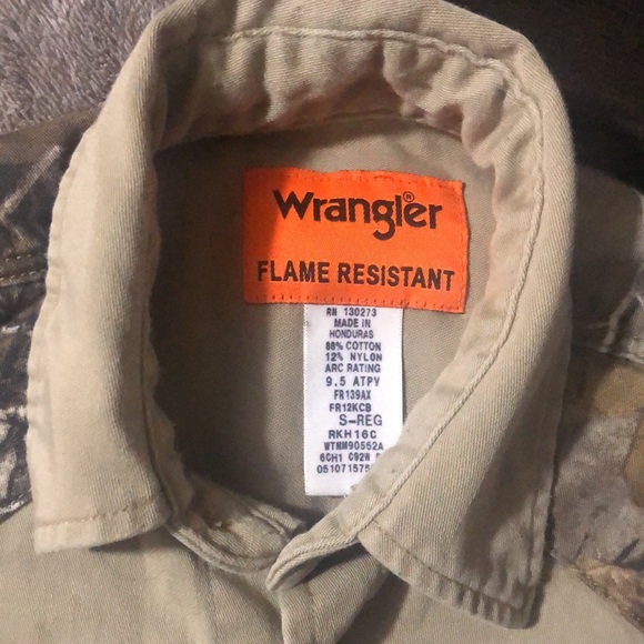 Wrangler  real tree fr pearl snap - Picture 2 of 4